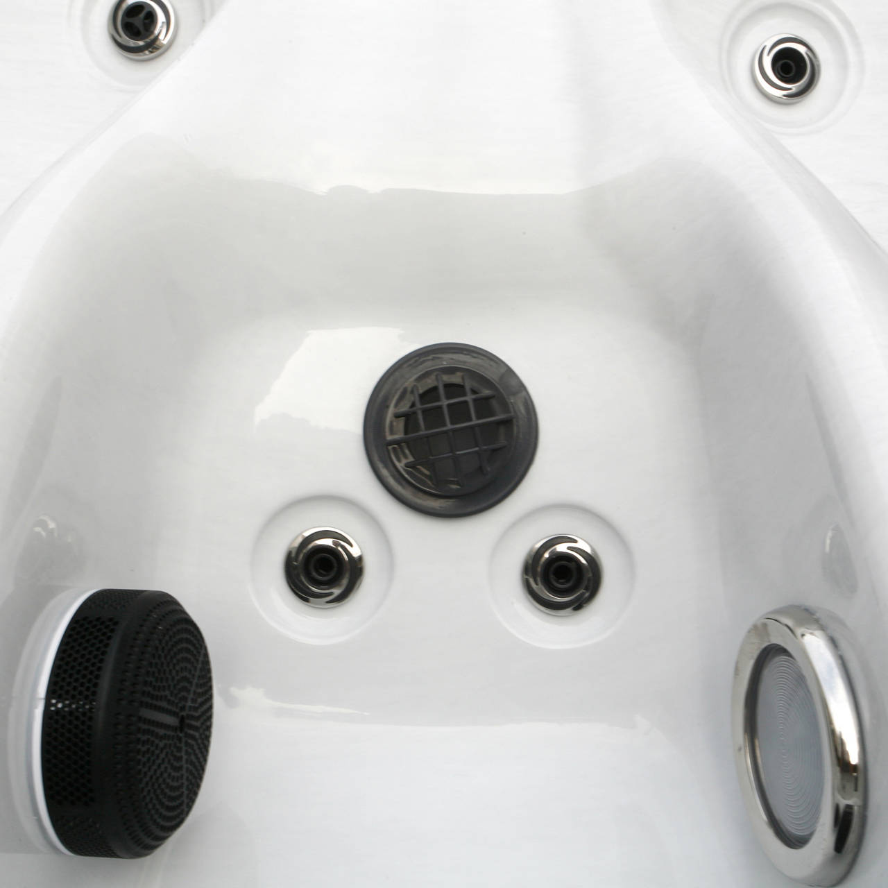 Outdoor Whirlpool White Marble Deluxe image number 5